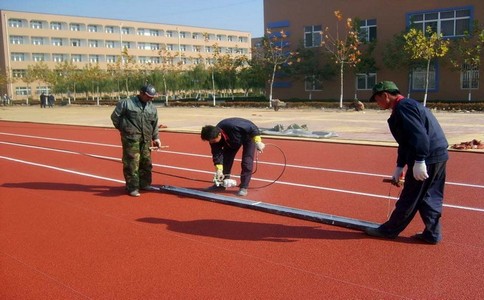 塑胶场地施工时遇见的问题及处理措施